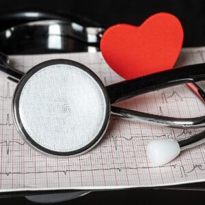 Ein Stethoskop mit EKG und kleinen roten Herzen. Verliebt auf der Station.
