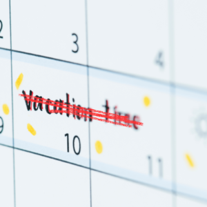 Urlaubssperre in der Pflege mit einem durchgestrichenen Kalender